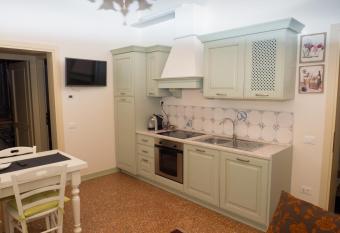 Agriturismo Villa Anconetta has rooms with a private hot tub