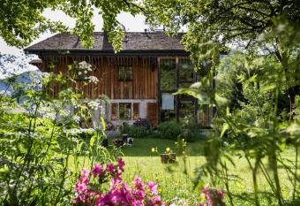 Auberge du Moulin de L  r   Restaurant 1  toile allows 18 year olds to book a room