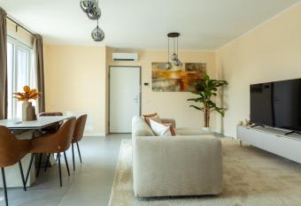 Attico Anna Milano Bergamo has rooms with a private hot tub