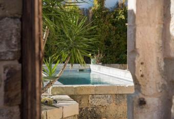 Antica Dimora Giardini Segreti allows 18 year olds to book a room