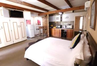 Rusplek Guesthouse and Conference Centre has rooms with a private hot tub