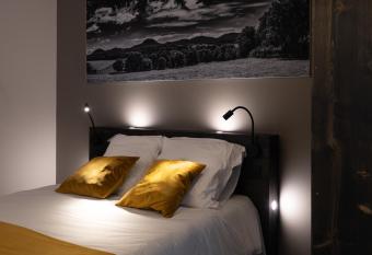 Le Gen  ve has Balcony rooms