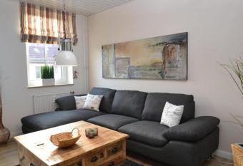 Tante Maa   allows 18 year olds to book a room