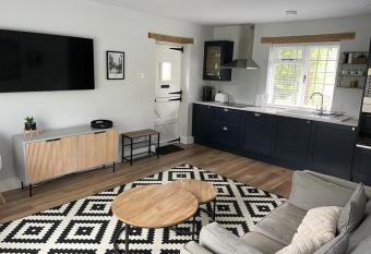 June Cottage Guesthouse has Balcony rooms