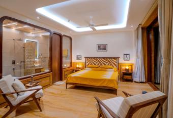 Artisav House has rooms with a private hot tub