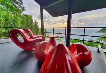 Villa Yin-Noi, Private Oceanfront Villa, Kamala Beach has rooms with a private hot tub