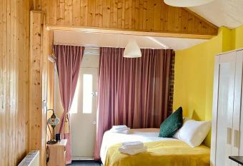 La Estrella allows 18 year olds to book a room