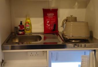 En-suites Suites - Leeds City Retreat with Kitchenette- LGI Hospital- Free 5G WIFI & Netflix- University - Contractors - Short Stays has rooms with a private hot tub