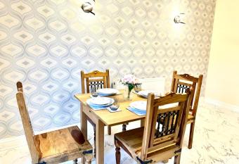 3 Bed Spacious House allows 18 year olds to book a room