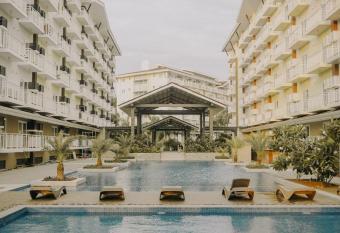 Cozy Layover Pad, J&J Residences at Amani Grand 4mins airport has Balcony rooms