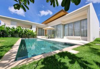 Casa Azure 8 - Brand New Villa with Private Pool and Gym with 24-7 security - Just 15 Min to Bangtao Beach & Boat Avenue has Balcony rooms