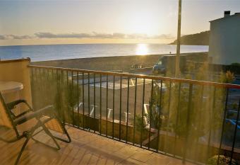 Apartamento primera linea de mar 2H F4 has Smoking/Balcony rooms