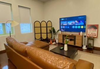 House 3 rooms,Silom,China town,BTS Surasak has rooms with a private hot tub