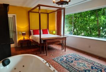 Rio Boutique Suites has rooms with a private hot tub