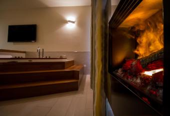 Hotel Griso Collection has rooms with a private hot tub
