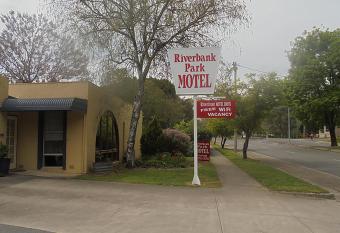 Riverbank Park MOTEL has Balcony rooms