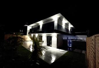 Villa 4 chambre - SPA has rooms with a private hot tub