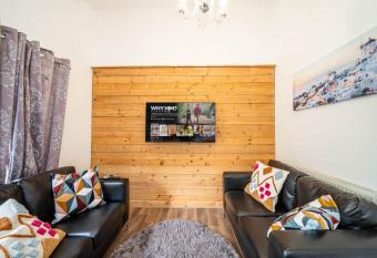 Delightful Home in Sheffield has Balcony rooms