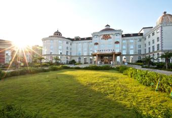 The Royal Pinnacle Hotel has Balcony rooms