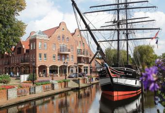 Arkadenhaus - Hotel Freiherr von Schwarzenberg allows 18 year olds to book a room