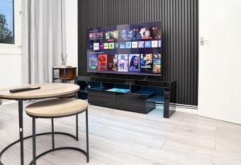 Duplex 3- Bed Apartment Kingston allows 18 year olds to book a room