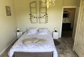 Les Marronniers has Balcony rooms