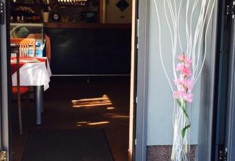 Lugarnica has Smoking rooms