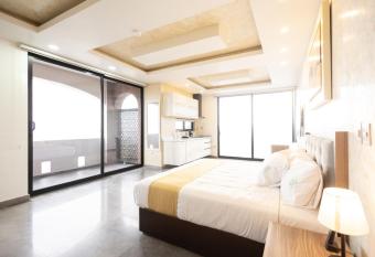 Hotel Quinta Los Laureles has rooms with a private hot tub