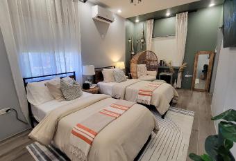 Villa on the Rocks Fast Wi-Fi 5 mins to beach AC & 55 TV in all rooms allows 18 year olds to book a room