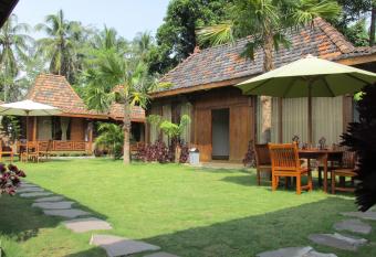 Cempaka Villa has Balcony rooms