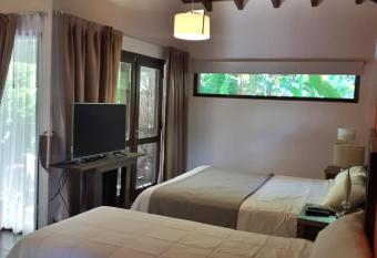 Selva de Laurel has rooms with a private hot tub
