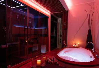 Love Me Nemi has rooms with a private hot tub