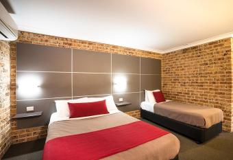 Lakeview Hotel Motel allows 18 year olds to book a room