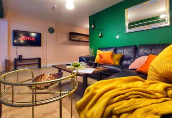 Duplex Apartment in Leeds with King Size Bed has Balcony rooms