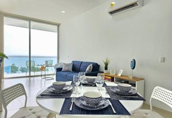 Apartamento en Pozos Colorados con vista al Mar has rooms with a private hot tub