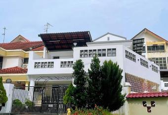 Corner Lots 4-5BR Austin 10mins 17pax Event BBQ has rooms with a private hot tub