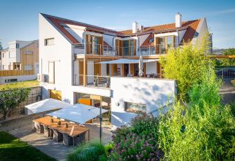 SCHEIBER Wein & G  stehaus allows 18 year olds to book a room