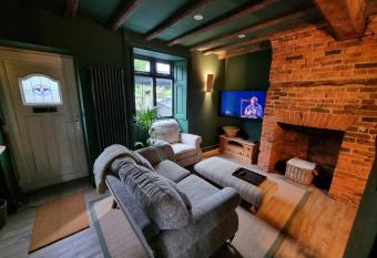 Rose Cottage Oulton Leeds has Balcony rooms