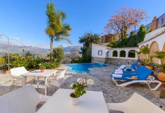 Las Orquideas Hotel Spain allows 18 year olds to book a room