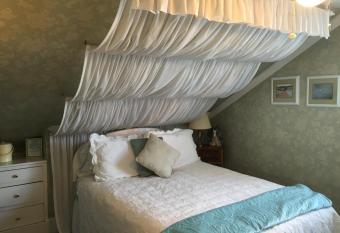 Beach Walk on the Ocean has rooms with a private hot tub