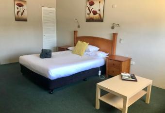 Motel Wellington Wodonga allows 18 year olds to book a room