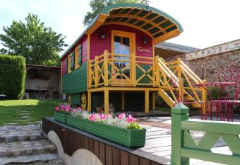 Roulotte la Dominique allows 18 year olds to book a room