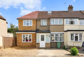 Entire Beautiful & Spacious House in London allows 18 year olds to book a room