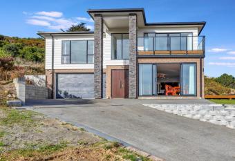 Wellington good views has rooms with a private hot tub