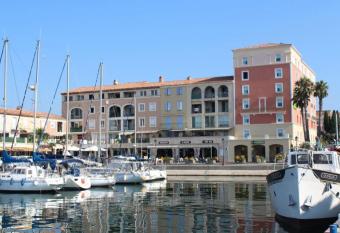 Appartement Les Terrasses du Port has Balcony rooms