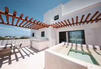 Porto Blu has rooms with a private hot tub