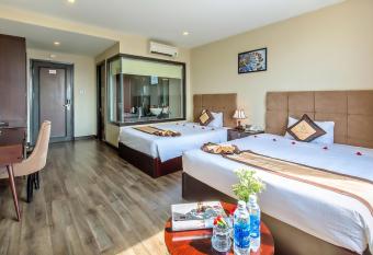 Ocean Haven Hotel has rooms with a private hot tub