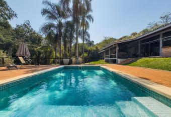 Arquitetura   nica na Granja Viana has Balcony rooms