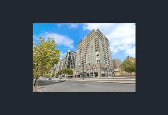 Happy BNB deluxe suit in adelaide CBD has Balcony rooms