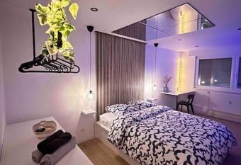 Blue pearl allows 18 year olds to book a room